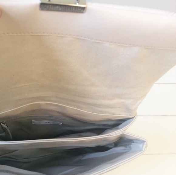 ✨️H&M WHITE QUILTED CROSSBODY FLAP BAG ✨️WHITE WITH SILVER ✨️ LIKE NEW - Picture 8 of 9